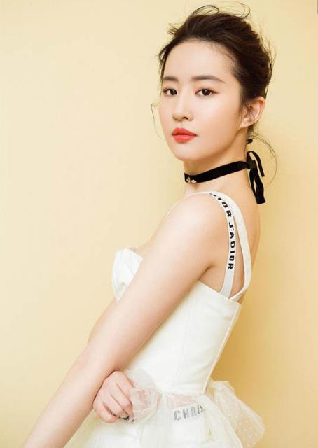 有一种吊带叫做刘亦菲的吊带，明明美到惊艳，你却无法驾驭！