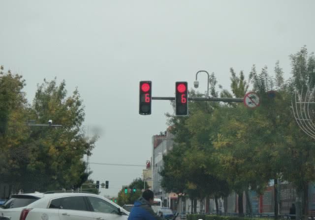  闯红灯：黄灯最后一秒过线，继续走还是停下来？今天告诉你答案
