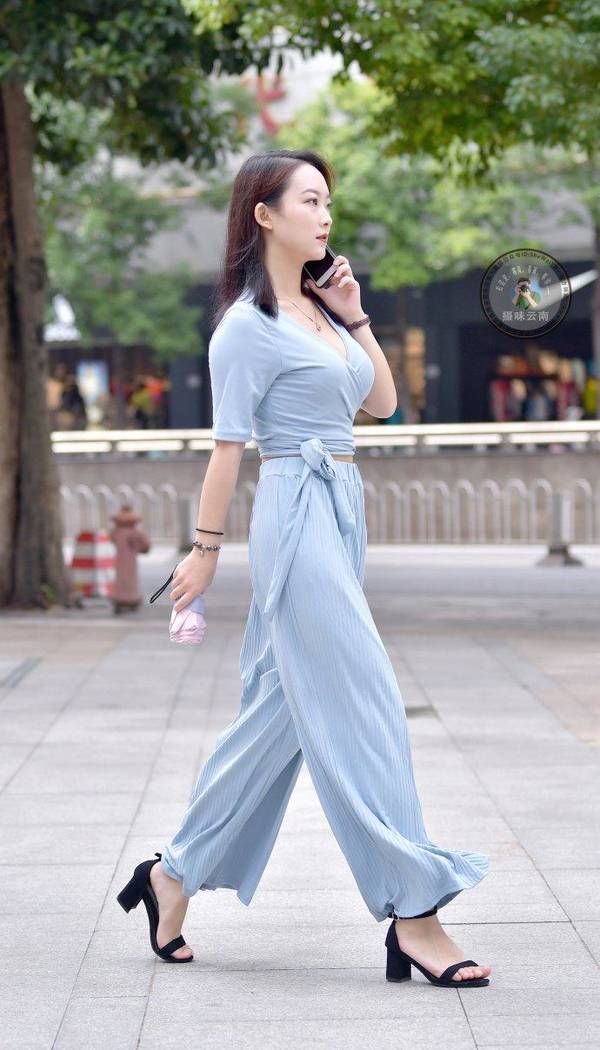 街拍:一件清凉色彩艳丽的小吊带搭配牛仔阔腿，你的小可爱上线了