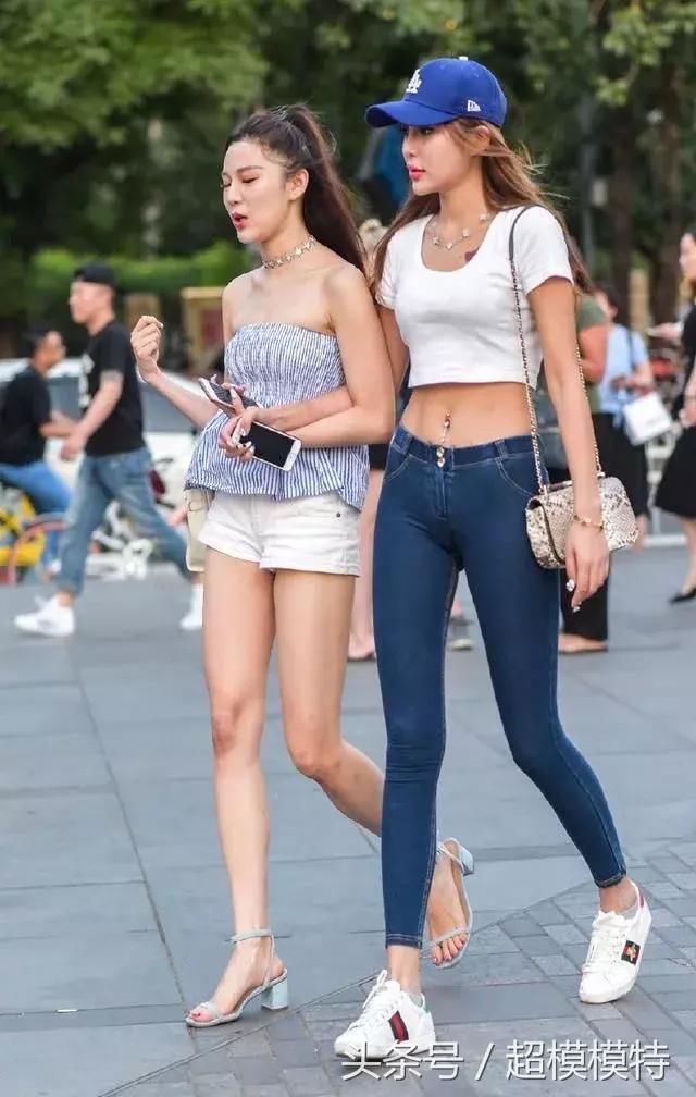 紧身牛仔裤穿出完美身材