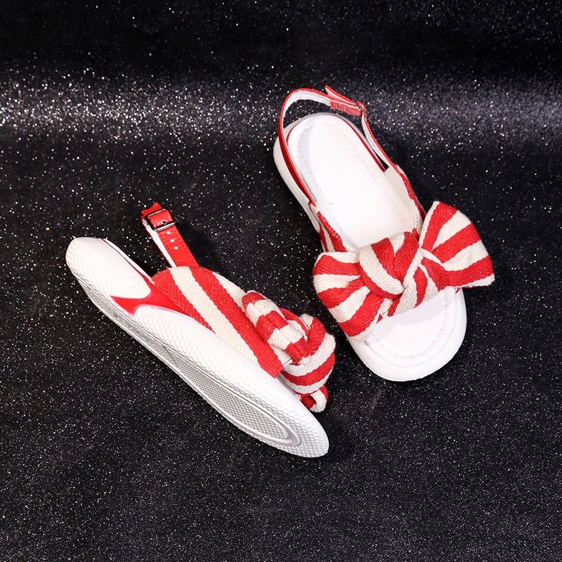 谁说夏天穿连衣裙非要搭高跟鞋?舒适的凉鞋,穿上更加有女人味