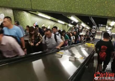  [上学]今早广大香港市民学生坚持开工上学，坚决反对“三罢”