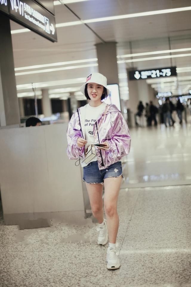 唐艺昕穿短裤大秀美腿，看到她的鞋子我沉默了，网友：巴掌小脚？