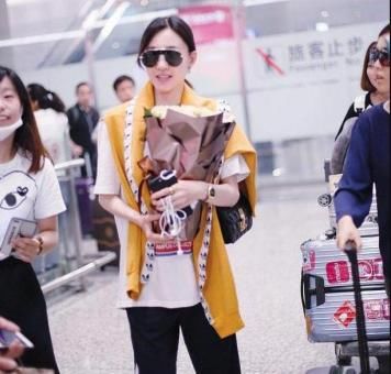 厉害了王丽坤!运动裤也能当围脖戴?网友:林更新看了想打人!