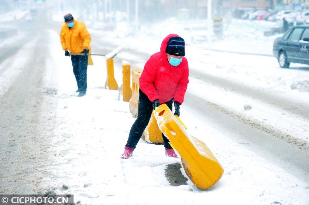  人员在风雪|山东青岛：雪中坚守抗疫情