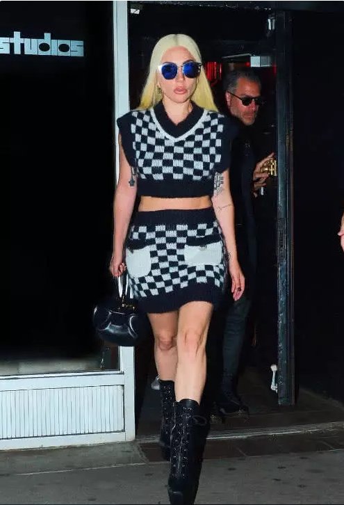 Lady Gaga穿20厘米高跟鞋出街，网友:脚都被折成这样了，真拼!