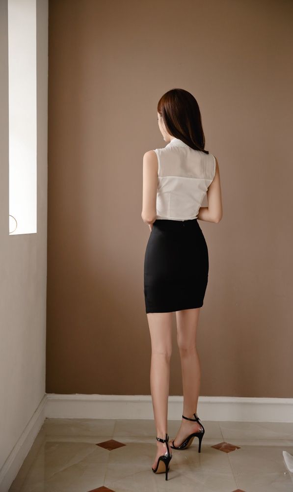 薄纱T恤气质美女,黑色短裙更加漂亮!