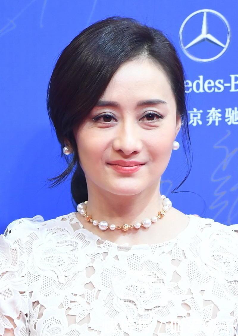 加上:陈德容真会穿,白色连衣裙加上刺绣,让裙子看起来更加精致大气