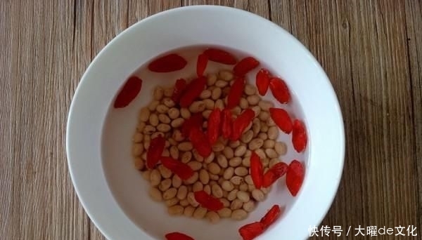  [褐色]它是“天然美白水”，坚持喝一月，早晚一杯，皮肤好到人人夸！