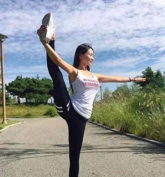 身材高挑的打底裤美女，秀出优雅小蛮腰，迷人眼球！