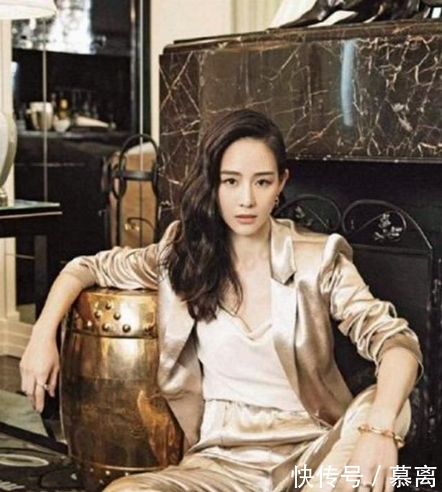  不露■张钧甯好会穿，一身香槟色西装配高跟鞋，不露腿也美得惊艳