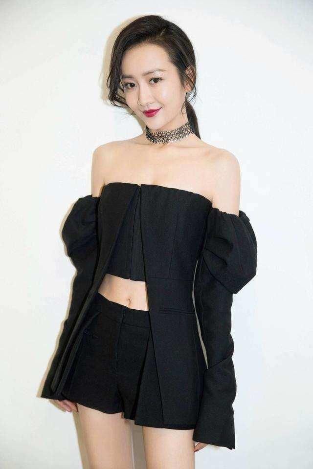 王鸥真空上阵玩性感却被衣袖抢镜，网友：讲真，袖套是败笔！