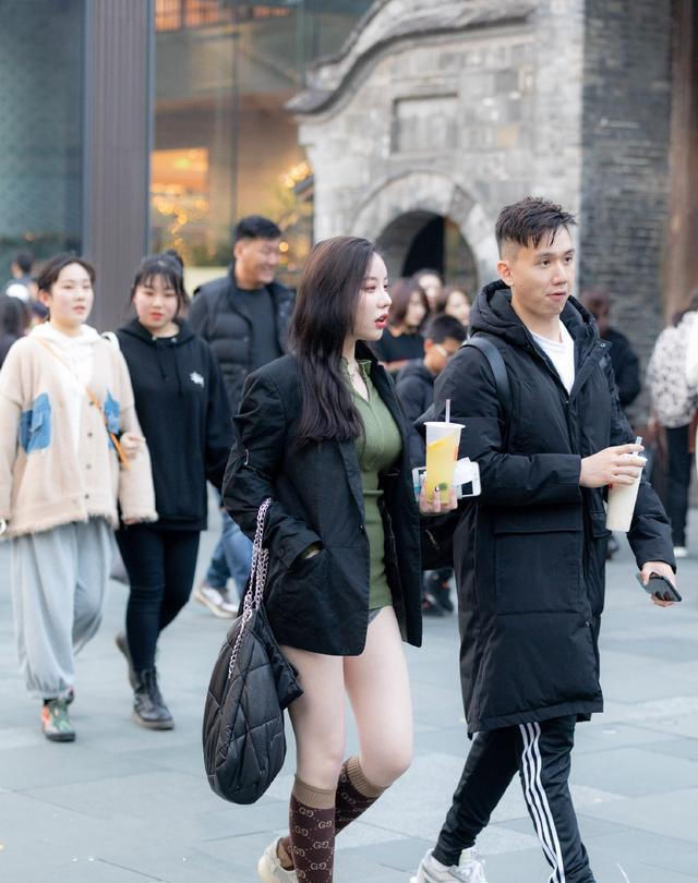  「高调」时尚街拍，春意盎然的好时节，美丽就是要高调