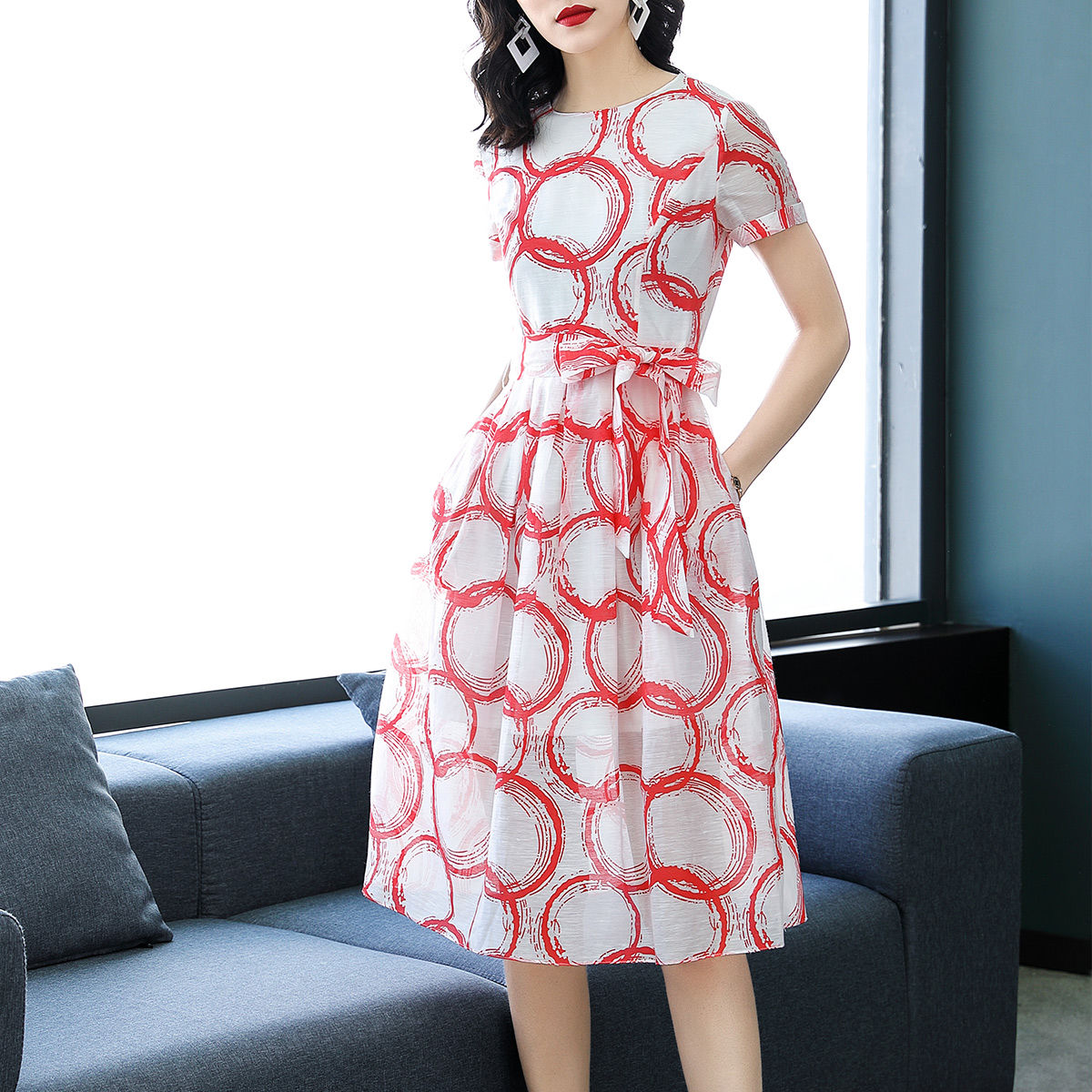 47岁老婆真会穿，一步裙+尖头鞋，超级美嫩，比穿旗袍还女人