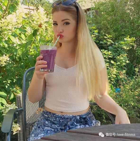 她身高只有155厘米，体重却有120斤，靠健身逆袭成为女神!