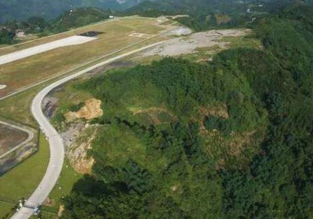  悬崖@中国第一座“悬崖机场”，历时6年投资8.5亿，削平60多座山