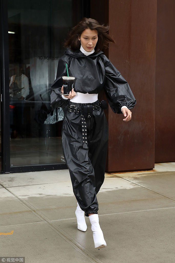 吉吉哈迪德穿格子衫配高领衣演绎“男友风” 妹妹贝拉皮装look尽