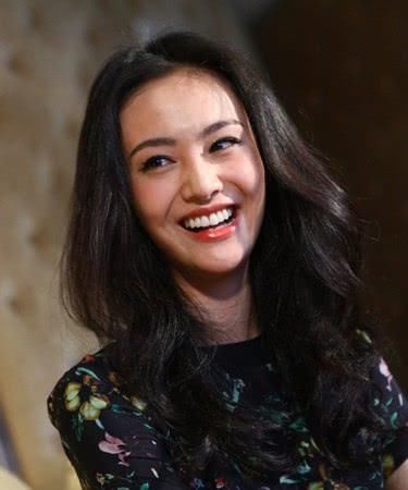 盘点女星大波浪发型：关晓彤老十岁，赵丽颖像芭比，她却美的惊人