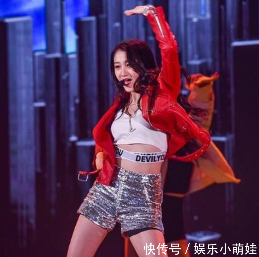 关晓彤豁出去了？裹胸露脐搭银皮短裤，这是衣品回归还是掉线？