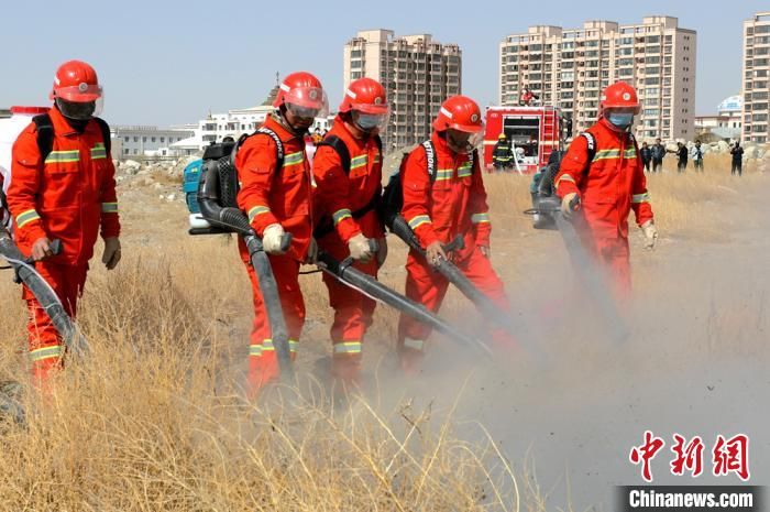  『甘肃酒泉消防供图』甘肃酒泉森林草原灭火演练：改变单一流水模式 提升战斗力