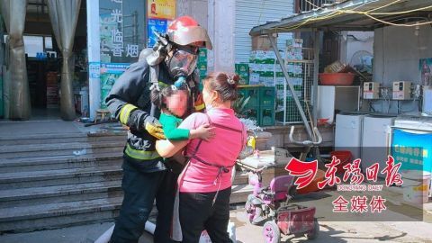 「孩子的奶奶」惊险！出租房着火两名幼儿被困，危急时刻他们及时出现