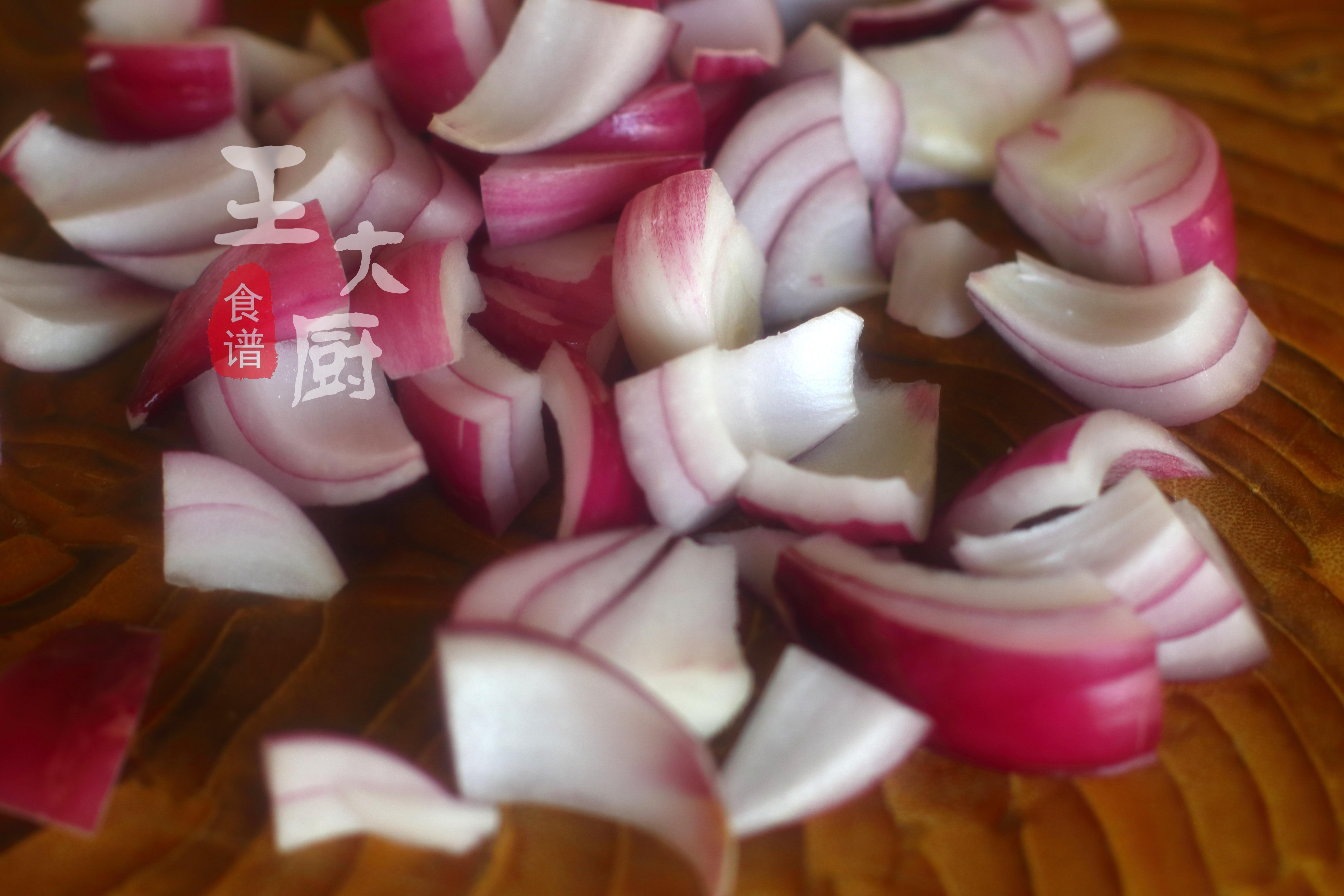 9,将准备好的洋葱切成块状,留以备用.
