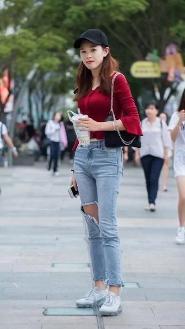  美女：街拍美女性感温柔善良的小姑娘，用姿容绝代形容不为过