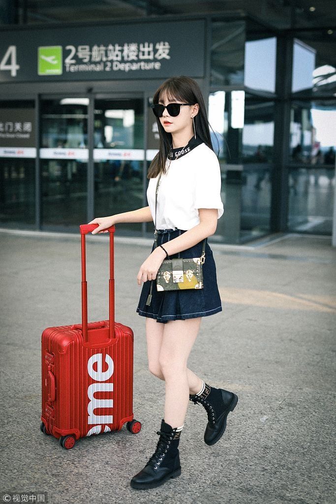 沈梦辰留空气刘海比V吐舌俏皮扮嫩 穿极简黑白风变“腿精”