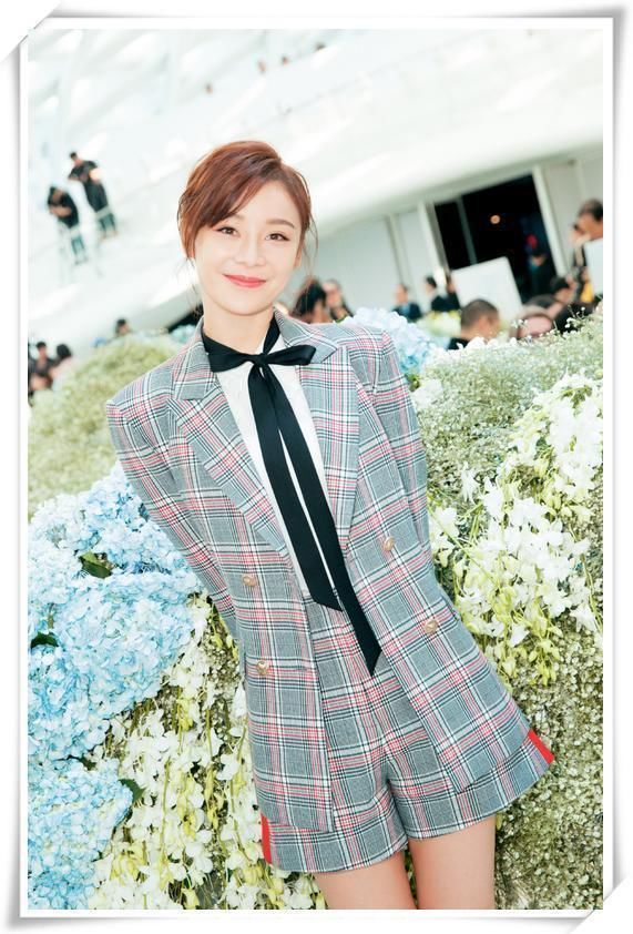 袁姗姗这是啥操作?穿短裤还套个超短皮裙，网友:不捂得慌吗?