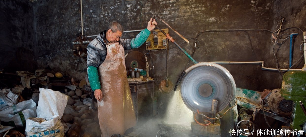 长江水里也有玉大叔捡鹅卵石20年，玉商用3套房交换一块石