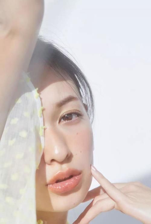  『随肌应变焕亮隔离膏』粉色那么美，你该知道怎么搭最高级！