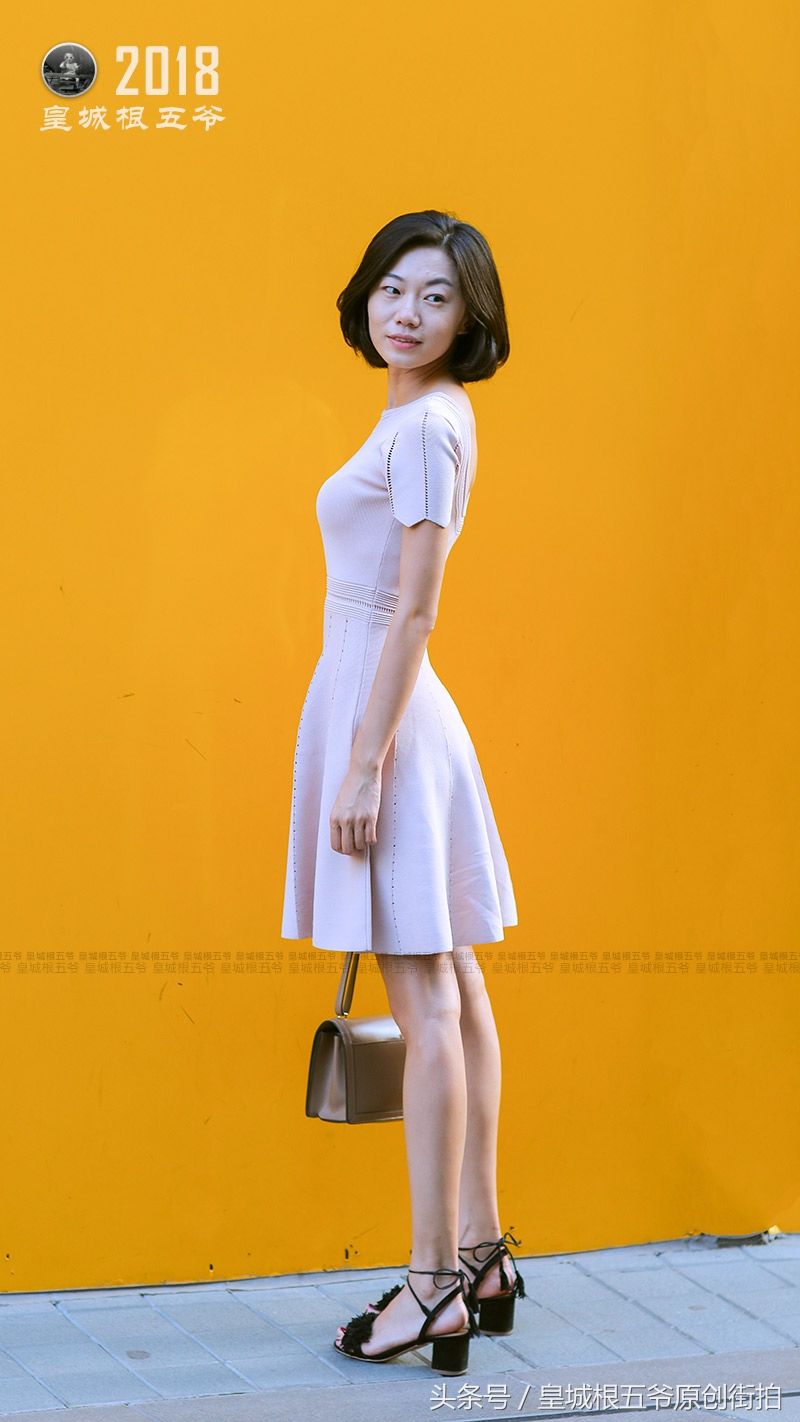 街拍:时髦的女孩会花很多时间在穿衣打扮上面