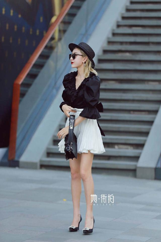 街拍：美得出众的漂亮女生，即使在人群中一眼就可以看到！