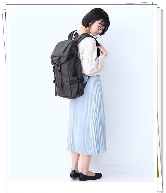  受欢迎：黑色背包越来越受欢迎！看看日本女孩春天怎么搭配它吧