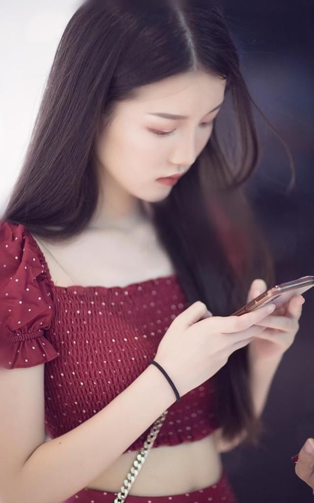 街拍：连衣裙的美不仅可以修饰大长腿，更能彰显女人味十足！