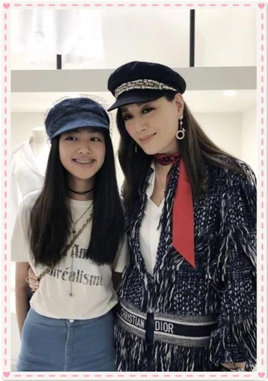 任达华13岁女儿出席时装周，大长腿堪比超模，网友直呼：基因强大