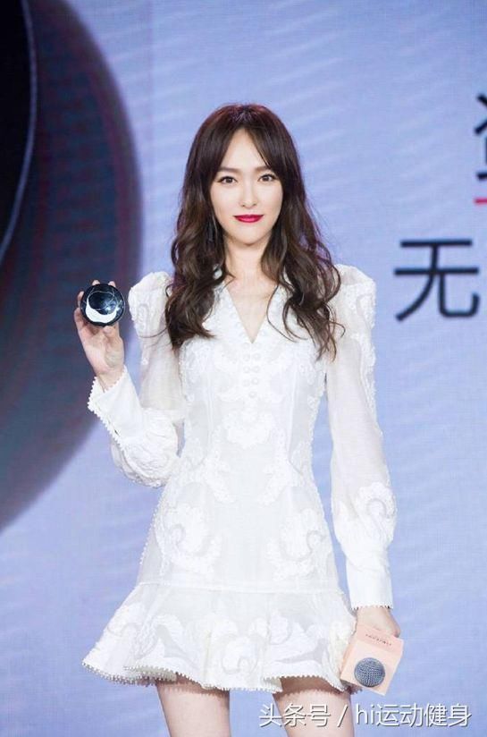 39岁殷桃与35岁 唐嫣身穿白裙对比照，各有各的不同风情