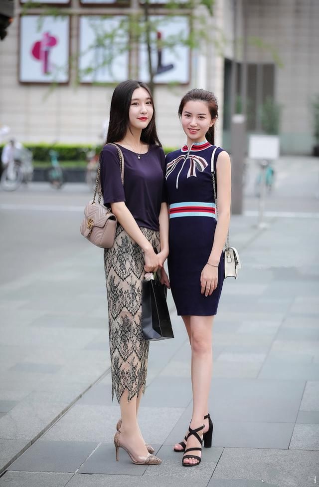 路人街拍，跟闺蜜合拍，穿的不够时尚就会被比下去!