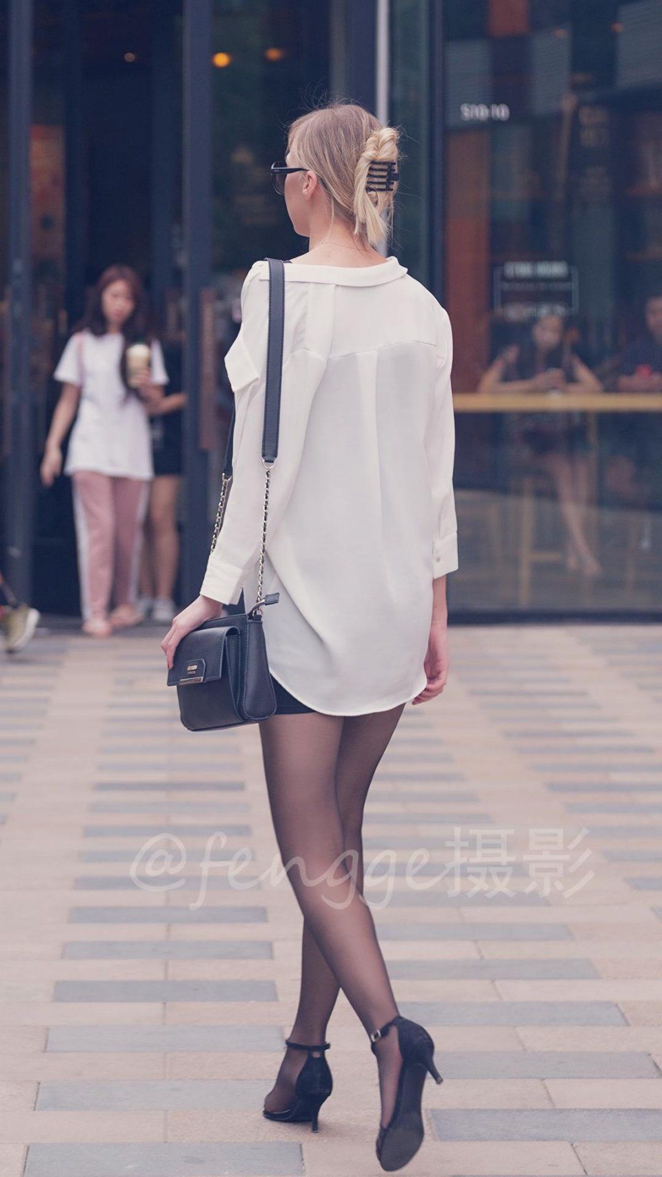 街拍:丝袜破洞，长腿美女装作浑然不知，那份淡定实在令人佩服