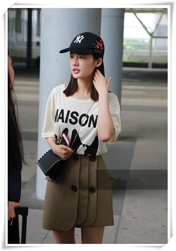 素颜我只服李沁!脸上雀斑看的一清二楚，网友:好歹打扮下再出来