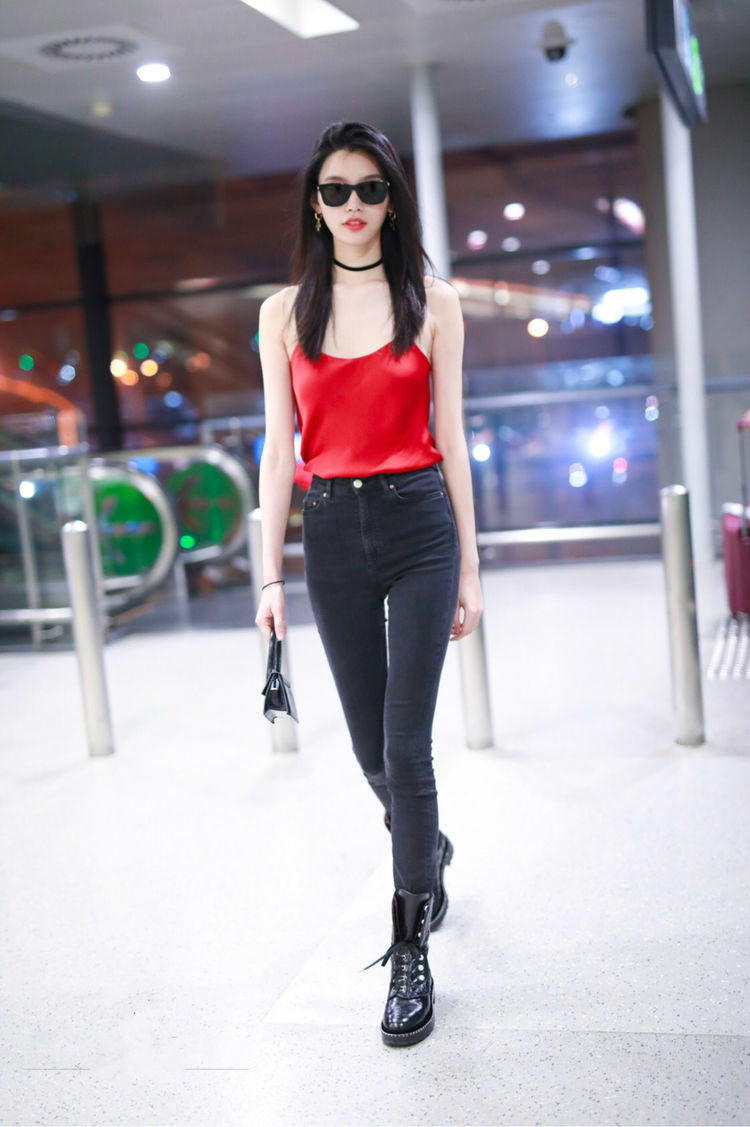 奚梦瑶原想穿小背心秀身材，却被手里的包抢镜了，网友：认真的吗