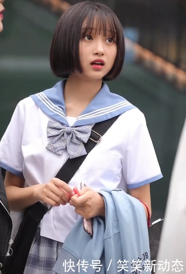 「校长」17岁女孩穿校服,因“西米露袜”意外变潮,校长看了想夸洋气!