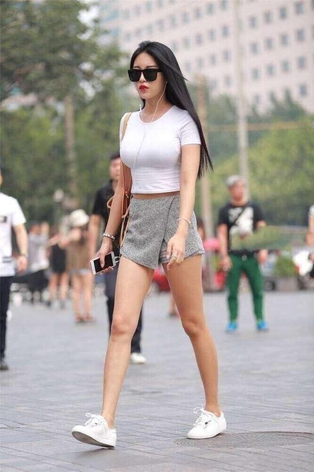 街拍:图一身材火辣,图五透视装,网友:真想都带回家!