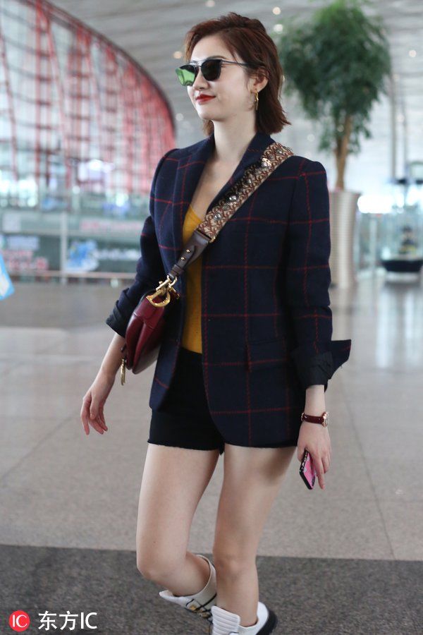 景甜内搭低胸吊带小露美胸，身材依旧纤细哪里像有身孕?