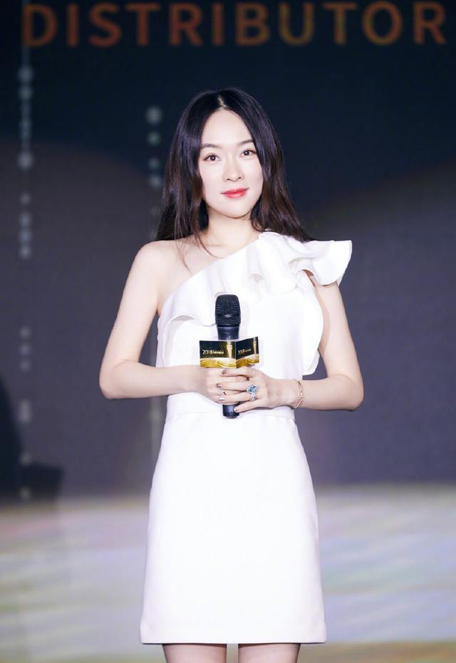 霍思燕身穿条纹衬衫+牛仔裤，气场全开，网友：15cm高跟鞋太抢镜