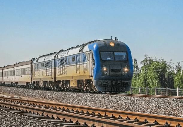  横穿■中国最长铁路：耗资400亿，横穿9个省，2亿人受益