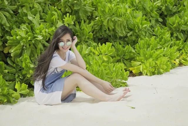 郭碧婷穿连衣短裙出街，还要故意剪开叉，网友：显腿长呗！