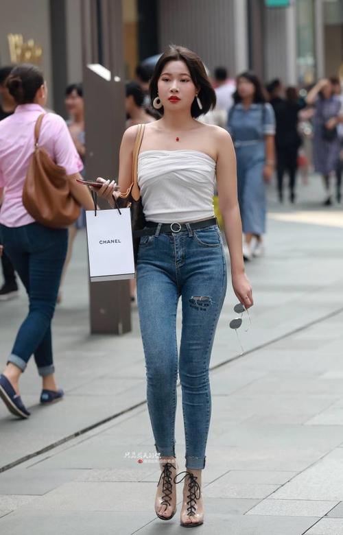 路人街拍，这应该才叫健康的美，比那些细胳膊细腿的病态美强多了