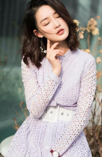 做女星不易 李沁穿“木棍鞋”脚背和脚趾成90度！