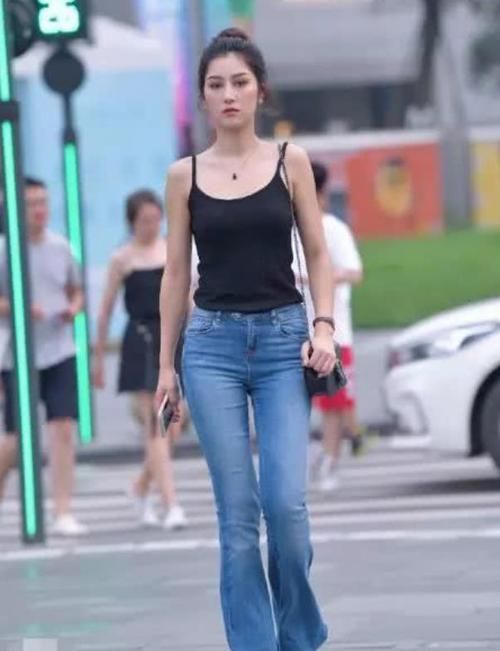  『显得』潮范儿女神来了，街拍：媚态如风的小姐姐，一条红色的连衣裙，时尚优雅风采迷人